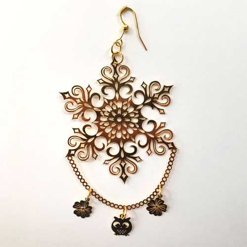Laser cutting on gold earring with precision